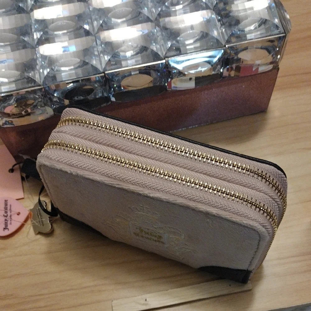 Juicy For All Double Zip Around Wallet Blush/ Brown 🆕